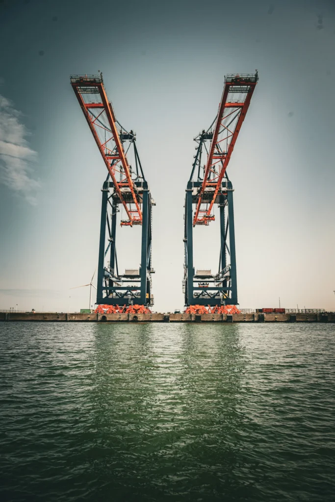 Twee havenkranen aan het water in de Rotterdamse haven